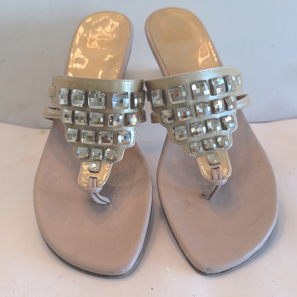 Gold tone embellished slip on low wedge glam thong sandals 7 narrow